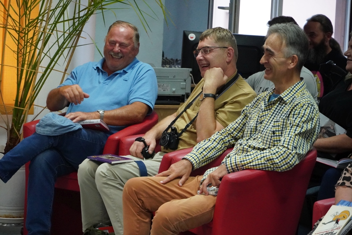 Spotkanie z Krzysztofem Daukszewiczem w ostrołęckiej bibliotece [20.08.2024] - zdjęcie #21 - eOstroleka.pl