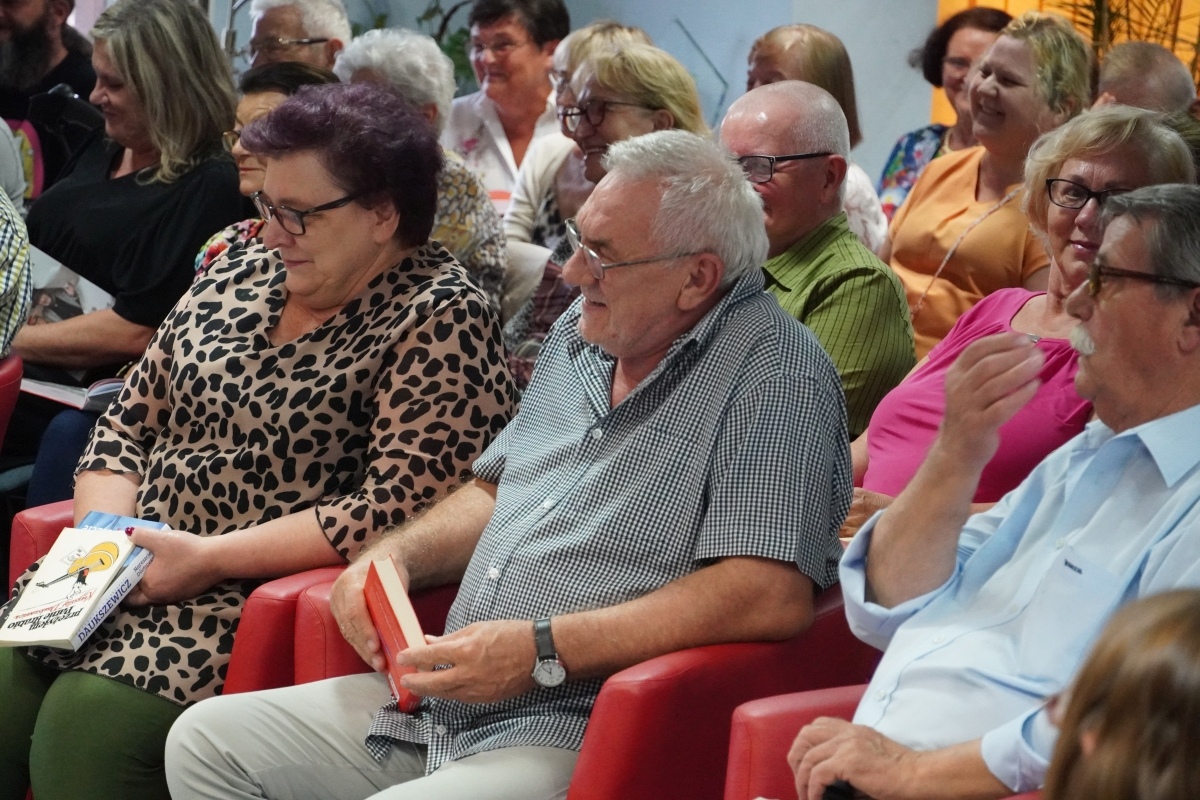 Spotkanie z Krzysztofem Daukszewiczem w ostrołęckiej bibliotece [20.08.2024] - zdjęcie #20 - eOstroleka.pl