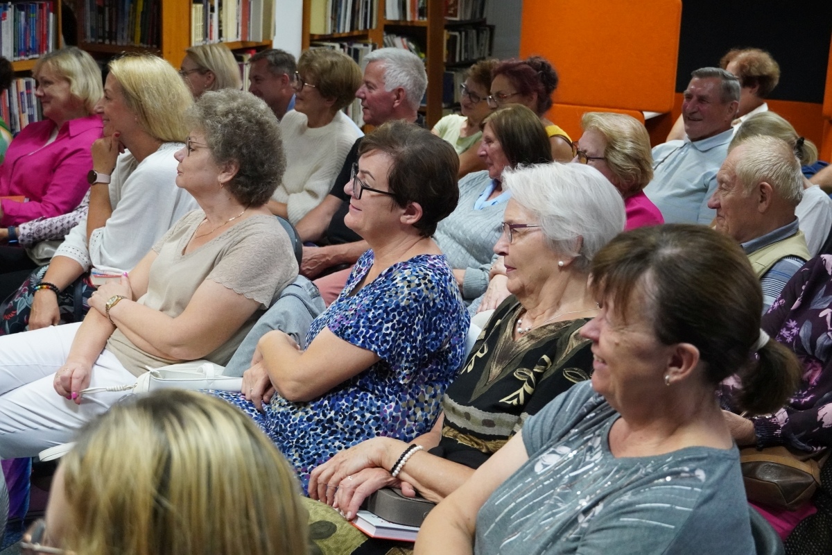 Spotkanie z Krzysztofem Daukszewiczem w ostrołęckiej bibliotece [20.08.2024] - zdjęcie #19 - eOstroleka.pl