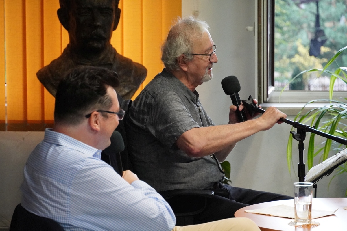 Spotkanie z Krzysztofem Daukszewiczem w ostrołęckiej bibliotece [20.08.2024] - zdjęcie #18 - eOstroleka.pl