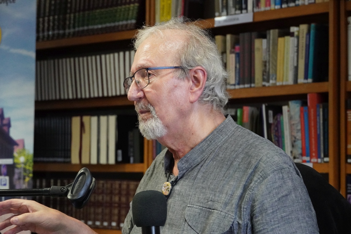 Spotkanie z Krzysztofem Daukszewiczem w ostrołęckiej bibliotece [20.08.2024] - zdjęcie #16 - eOstroleka.pl