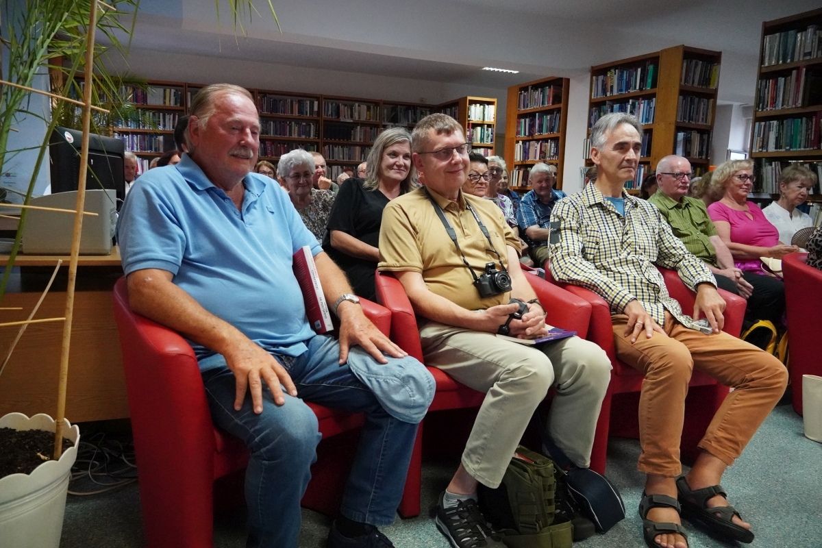 Spotkanie z Krzysztofem Daukszewiczem w ostrołęckiej bibliotece [20.08.2024] - zdjęcie #15 - eOstroleka.pl