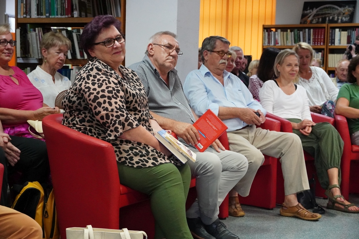 Spotkanie z Krzysztofem Daukszewiczem w ostrołęckiej bibliotece [20.08.2024] - zdjęcie #14 - eOstroleka.pl