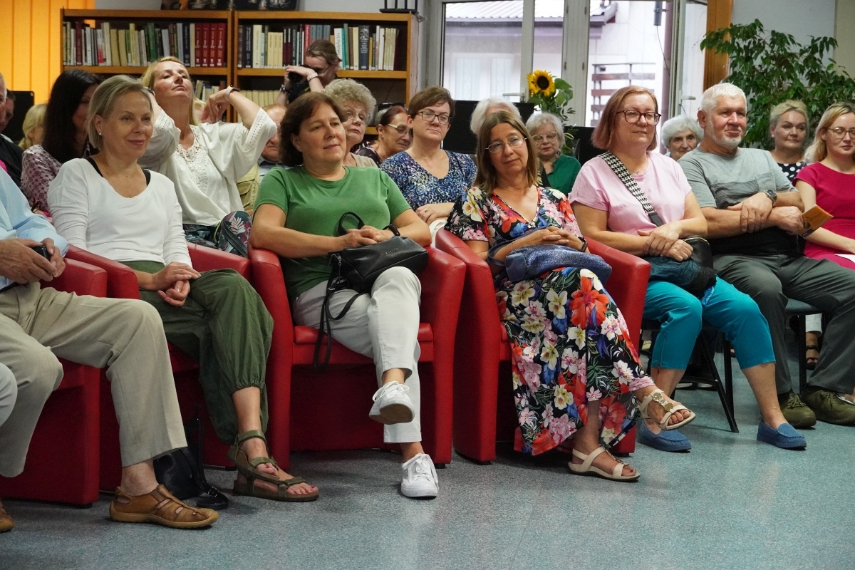 Spotkanie z Krzysztofem Daukszewiczem w ostrołęckiej bibliotece [20.08.2024] - zdjęcie #13 - eOstroleka.pl