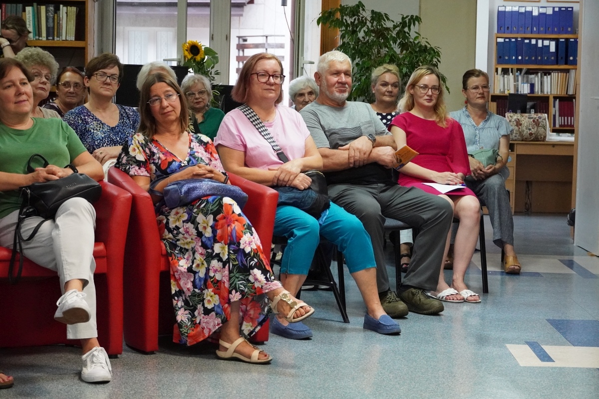 Spotkanie z Krzysztofem Daukszewiczem w ostrołęckiej bibliotece [20.08.2024] - zdjęcie #12 - eOstroleka.pl