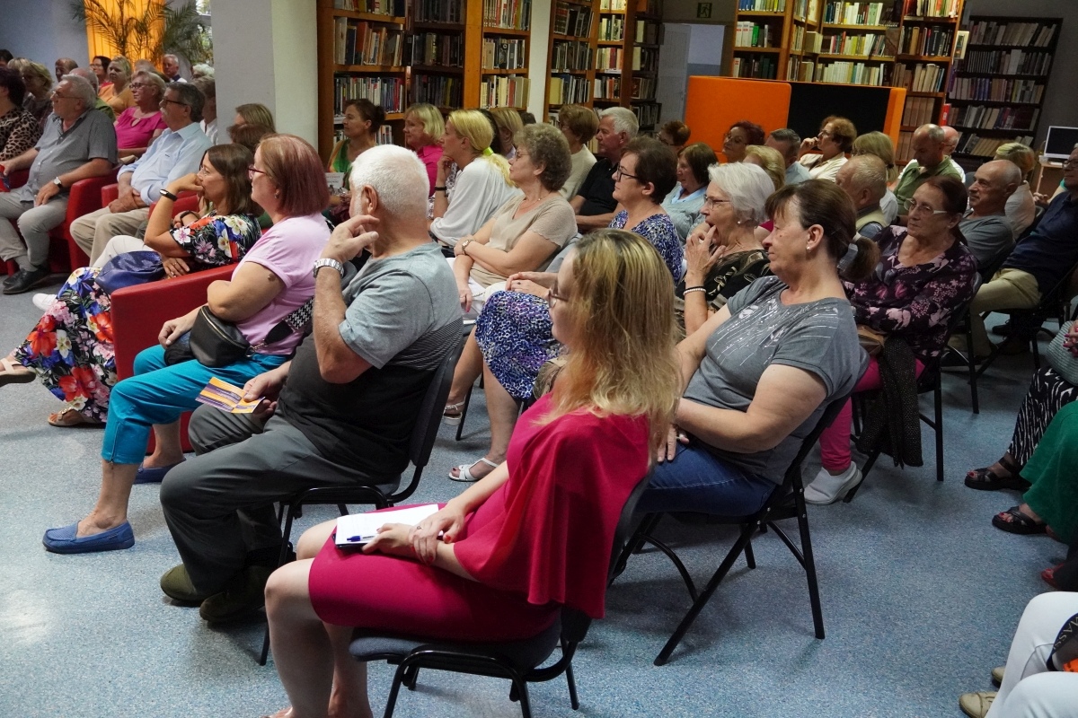 Spotkanie z Krzysztofem Daukszewiczem w ostrołęckiej bibliotece [20.08.2024] - zdjęcie #10 - eOstroleka.pl