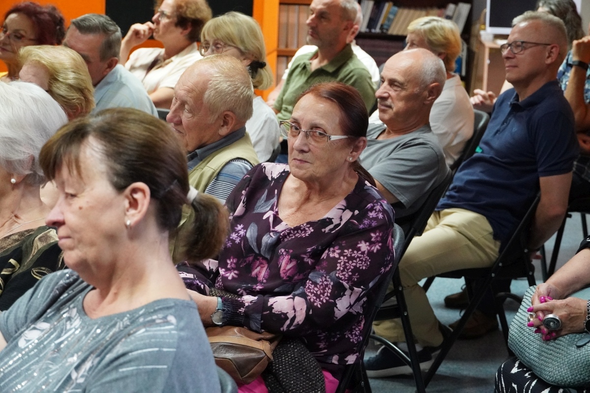 Spotkanie z Krzysztofem Daukszewiczem w ostrołęckiej bibliotece [20.08.2024] - zdjęcie #9 - eOstroleka.pl