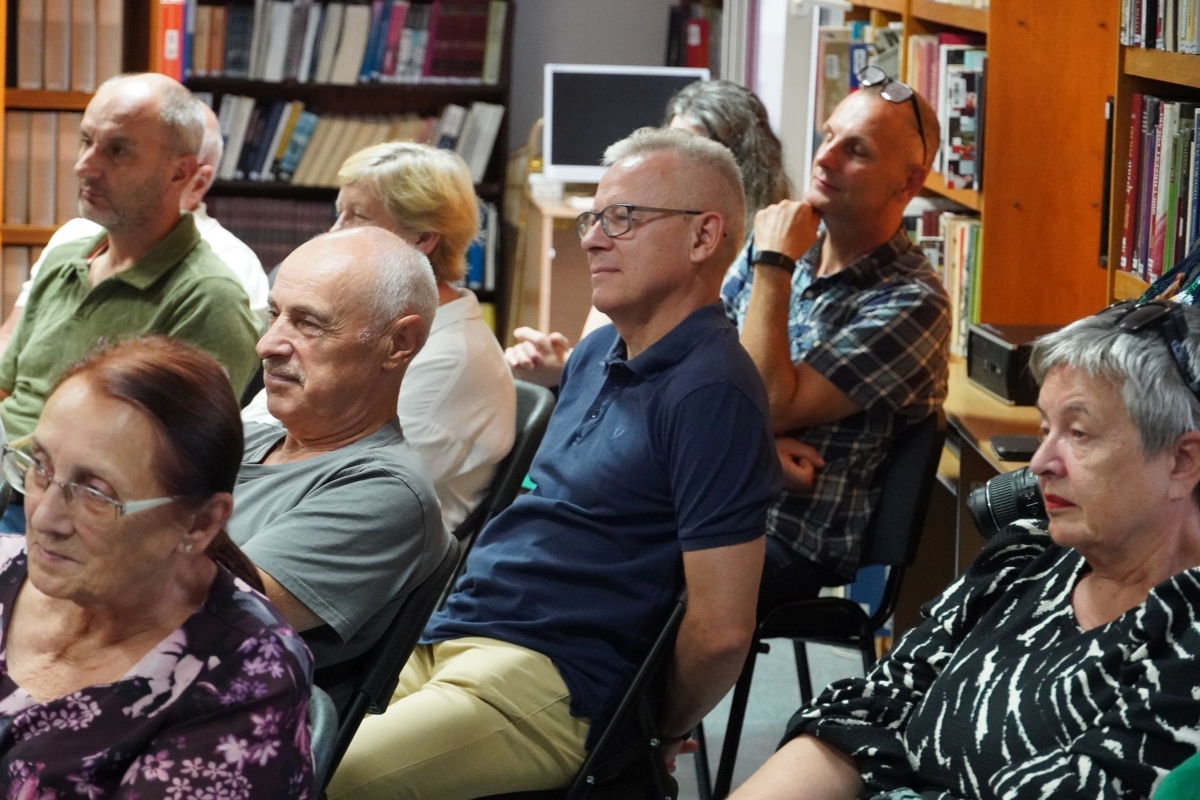 Spotkanie z Krzysztofem Daukszewiczem w ostrołęckiej bibliotece [20.08.2024] - zdjęcie #8 - eOstroleka.pl