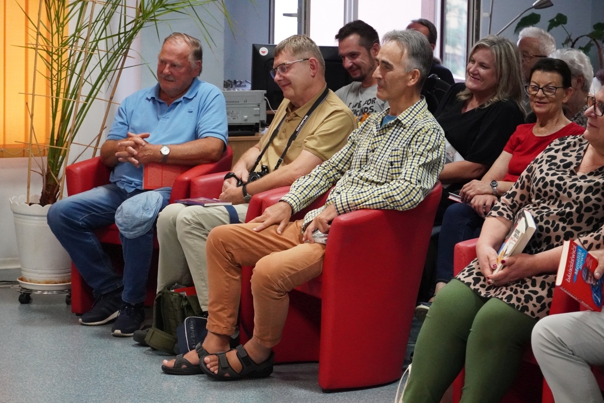 Spotkanie z Krzysztofem Daukszewiczem w ostrołęckiej bibliotece [20.08.2024] - zdjęcie #7 - eOstroleka.pl