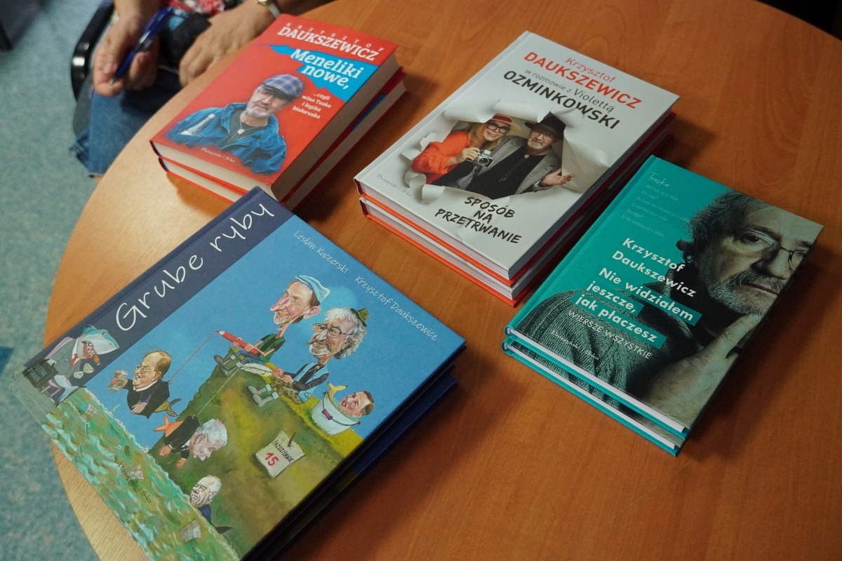 Spotkanie z Krzysztofem Daukszewiczem w ostrołęckiej bibliotece [20.08.2024] - zdjęcie #6 - eOstroleka.pl