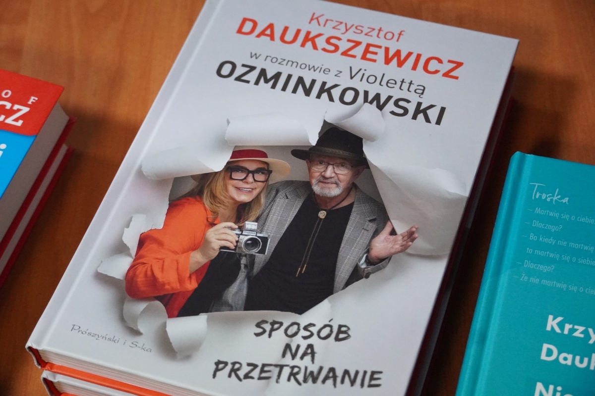 Spotkanie z Krzysztofem Daukszewiczem w ostrołęckiej bibliotece [20.08.2024] - zdjęcie #4 - eOstroleka.pl