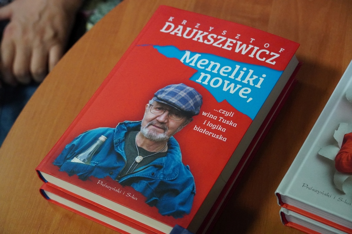 Spotkanie z Krzysztofem Daukszewiczem w ostrołęckiej bibliotece [20.08.2024] - zdjęcie #2 - eOstroleka.pl