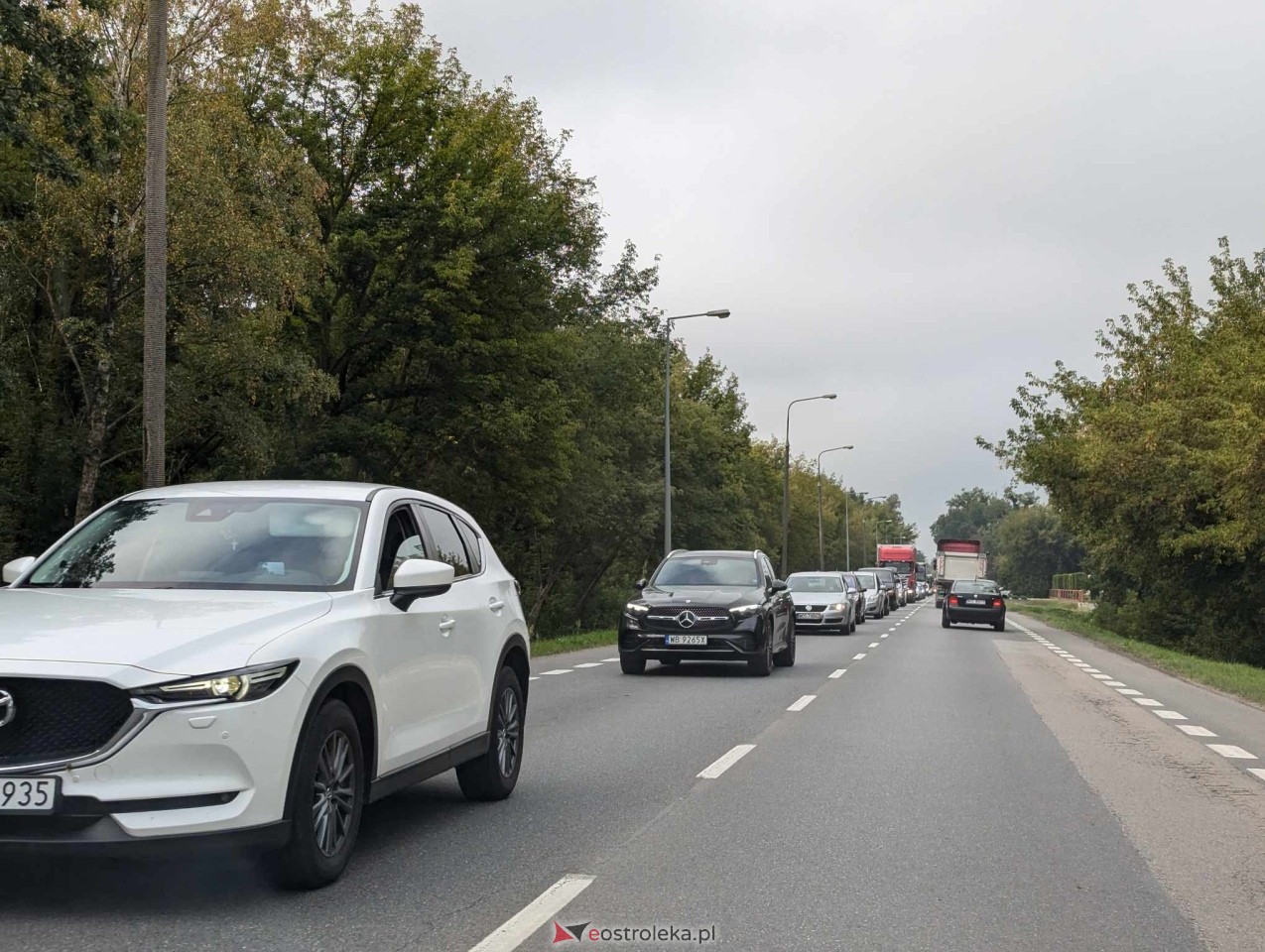Olbrzymi korek na ulicy Warszawskiej w Ostrołęce [21.08.2024] - zdjęcie #2 - eOstroleka.pl
