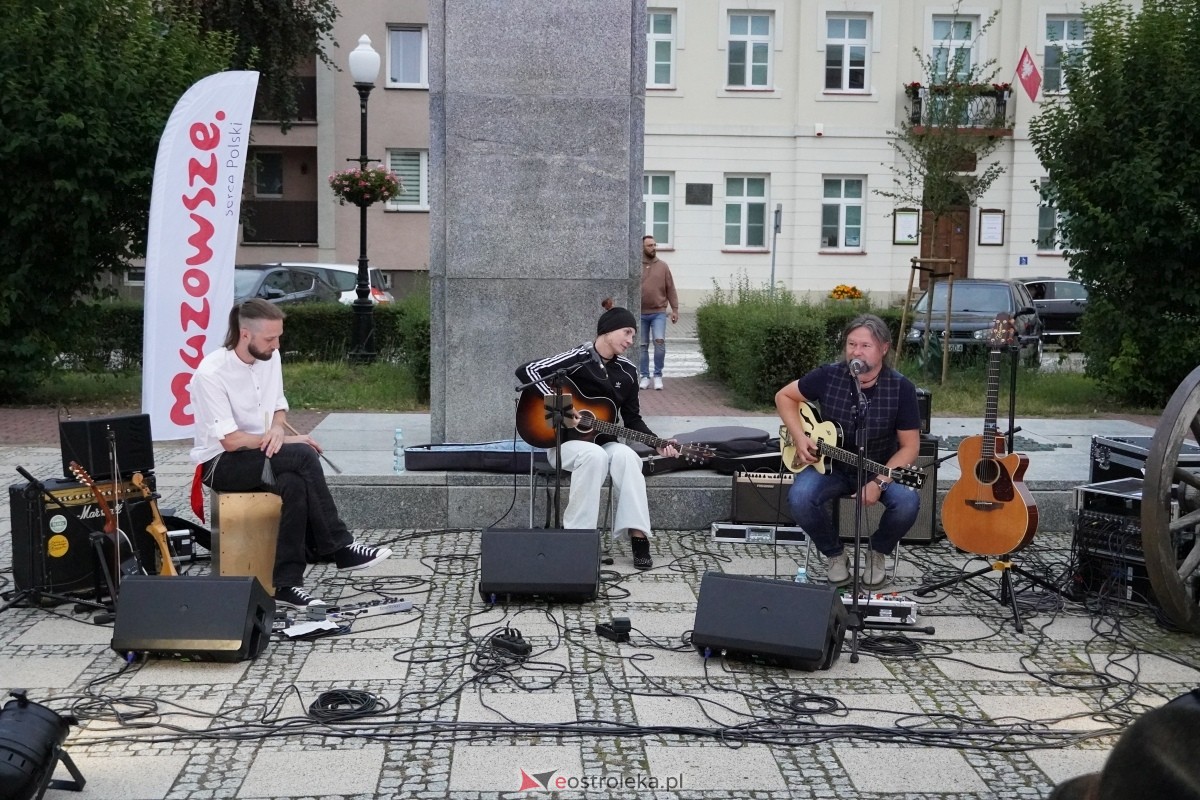 ArtCzwartek. Potrójne Jot na Placu Bema [22.08.2024] - zdjęcie #38 - eOstroleka.pl