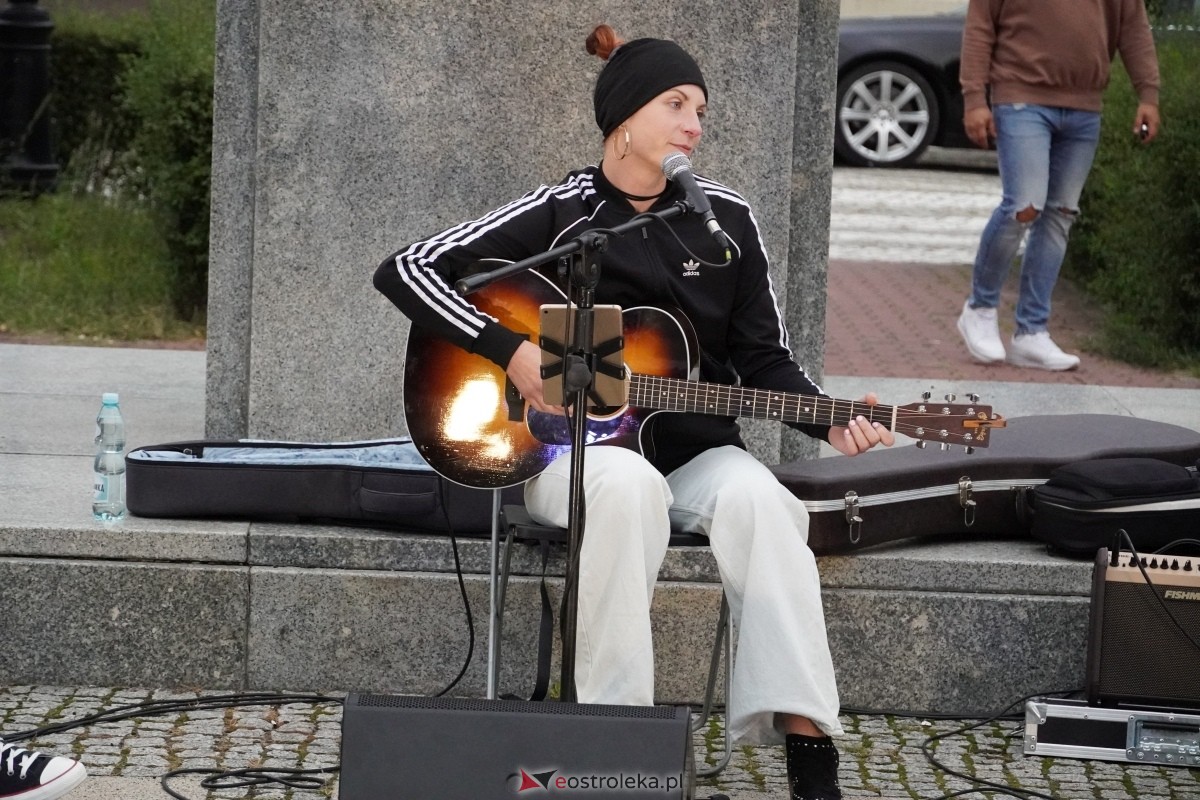 ArtCzwartek. Potrójne Jot na Placu Bema [22.08.2024] - zdjęcie #36 - eOstroleka.pl