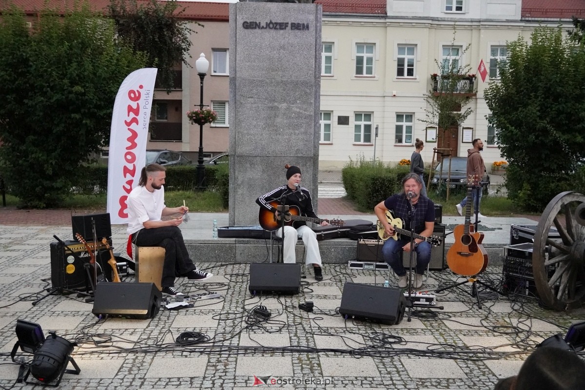 ArtCzwartek. Potrójne Jot na Placu Bema [22.08.2024] - zdjęcie #34 - eOstroleka.pl