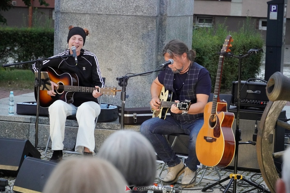 ArtCzwartek. Potrójne Jot na Placu Bema [22.08.2024] - zdjęcie #32 - eOstroleka.pl