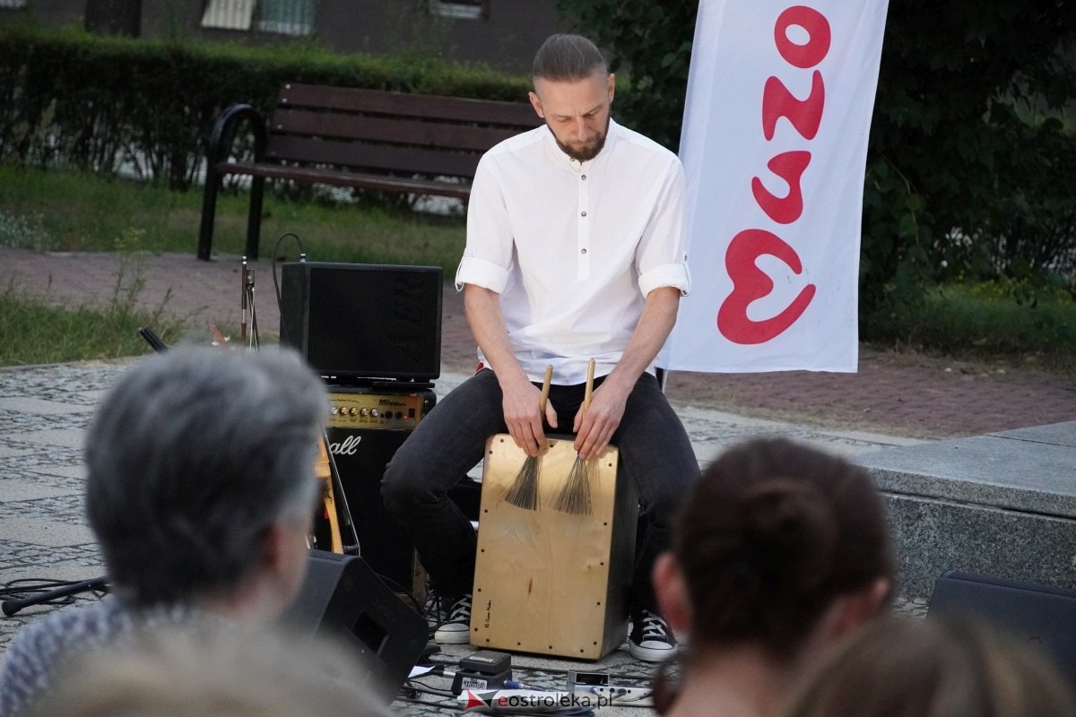 ArtCzwartek. Potrójne Jot na Placu Bema [22.08.2024] - zdjęcie #30 - eOstroleka.pl