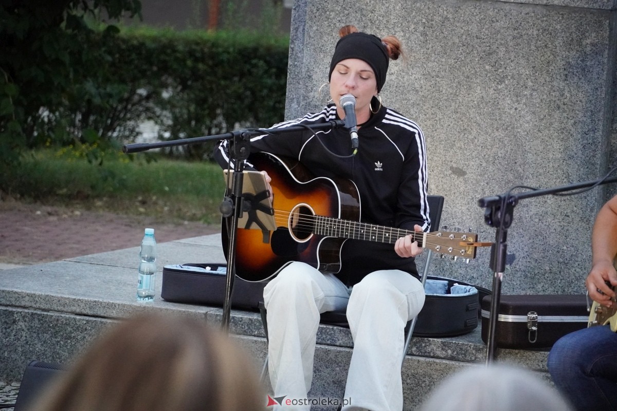 ArtCzwartek. Potrójne Jot na Placu Bema [22.08.2024] - zdjęcie #29 - eOstroleka.pl