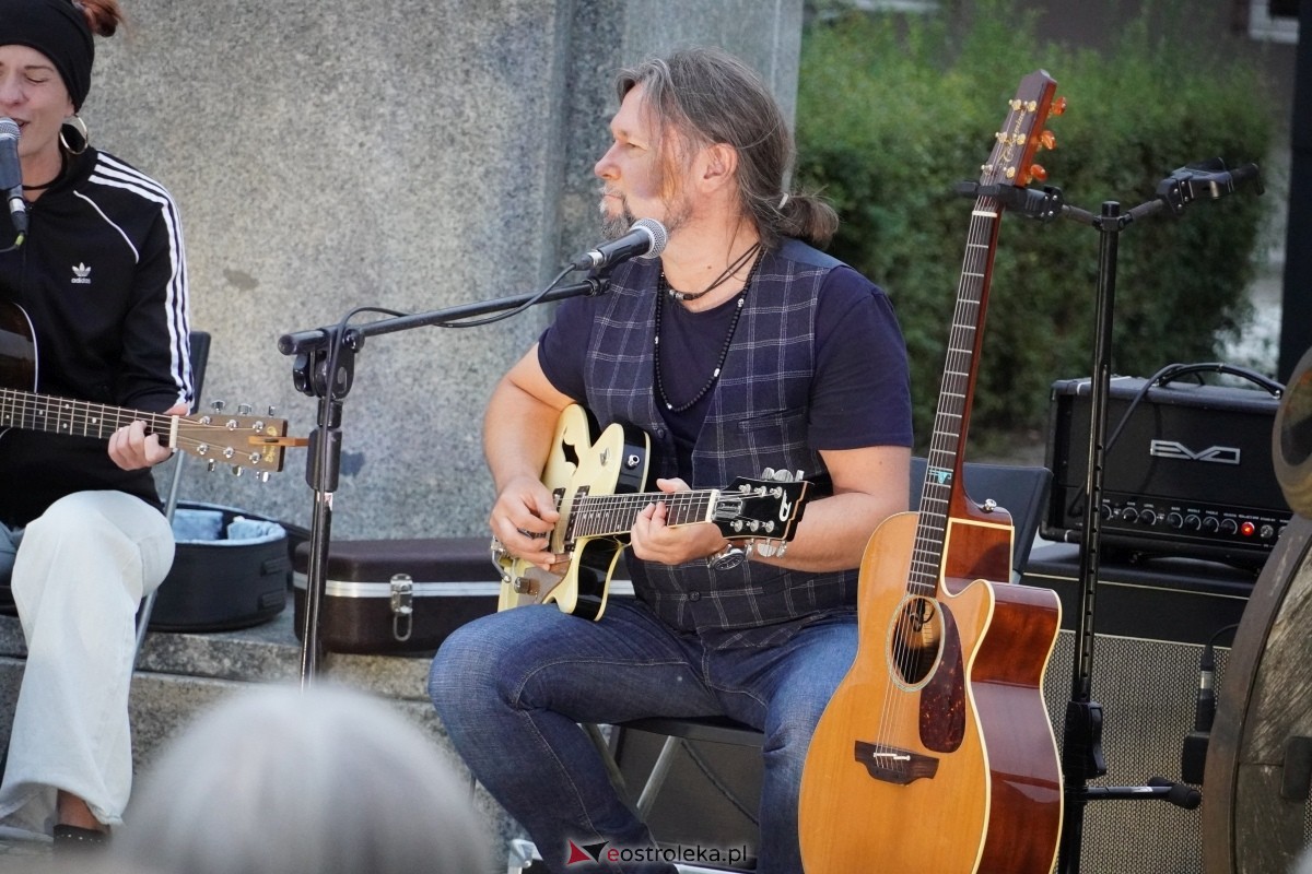 ArtCzwartek. Potrójne Jot na Placu Bema [22.08.2024] - zdjęcie #28 - eOstroleka.pl