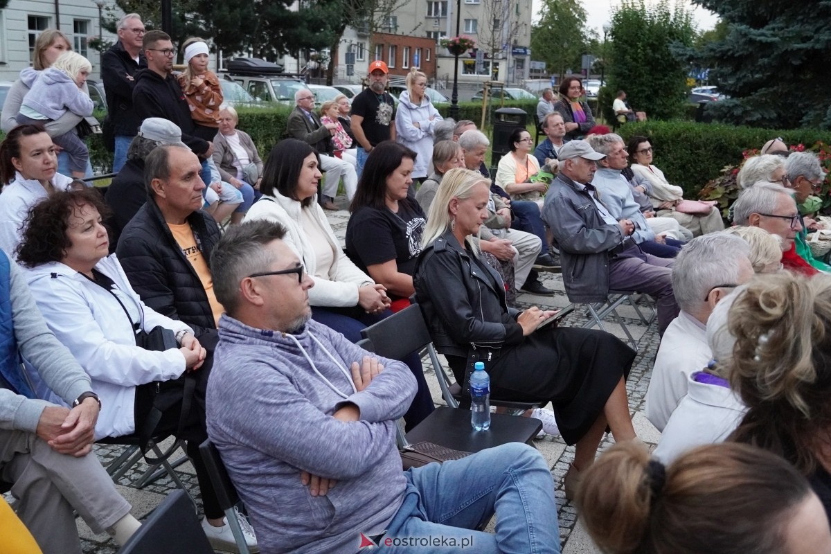 ArtCzwartek. Potrójne Jot na Placu Bema [22.08.2024] - zdjęcie #26 - eOstroleka.pl