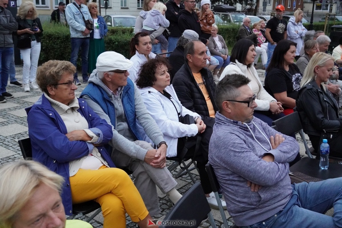 ArtCzwartek. Potrójne Jot na Placu Bema [22.08.2024] - zdjęcie #25 - eOstroleka.pl