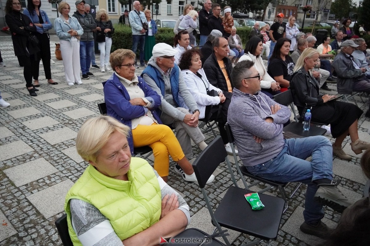 ArtCzwartek. Potrójne Jot na Placu Bema [22.08.2024] - zdjęcie #24 - eOstroleka.pl