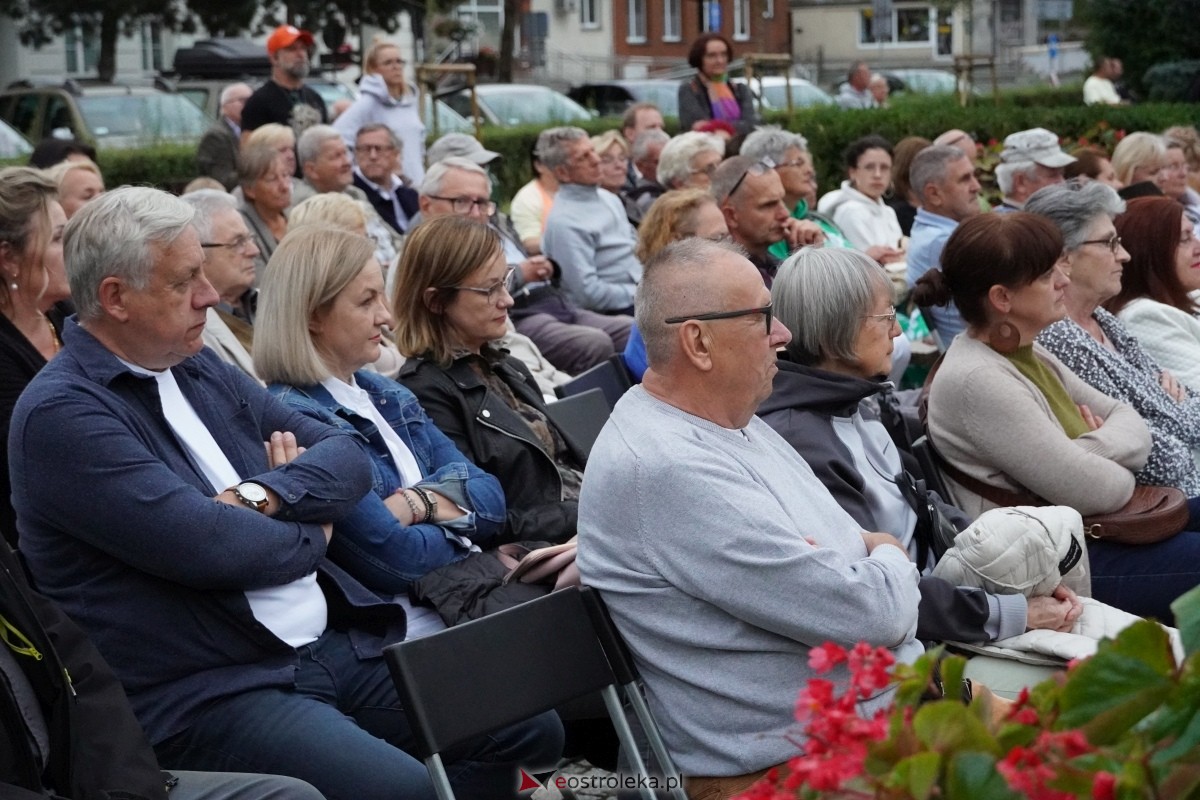 ArtCzwartek. Potrójne Jot na Placu Bema [22.08.2024] - zdjęcie #22 - eOstroleka.pl