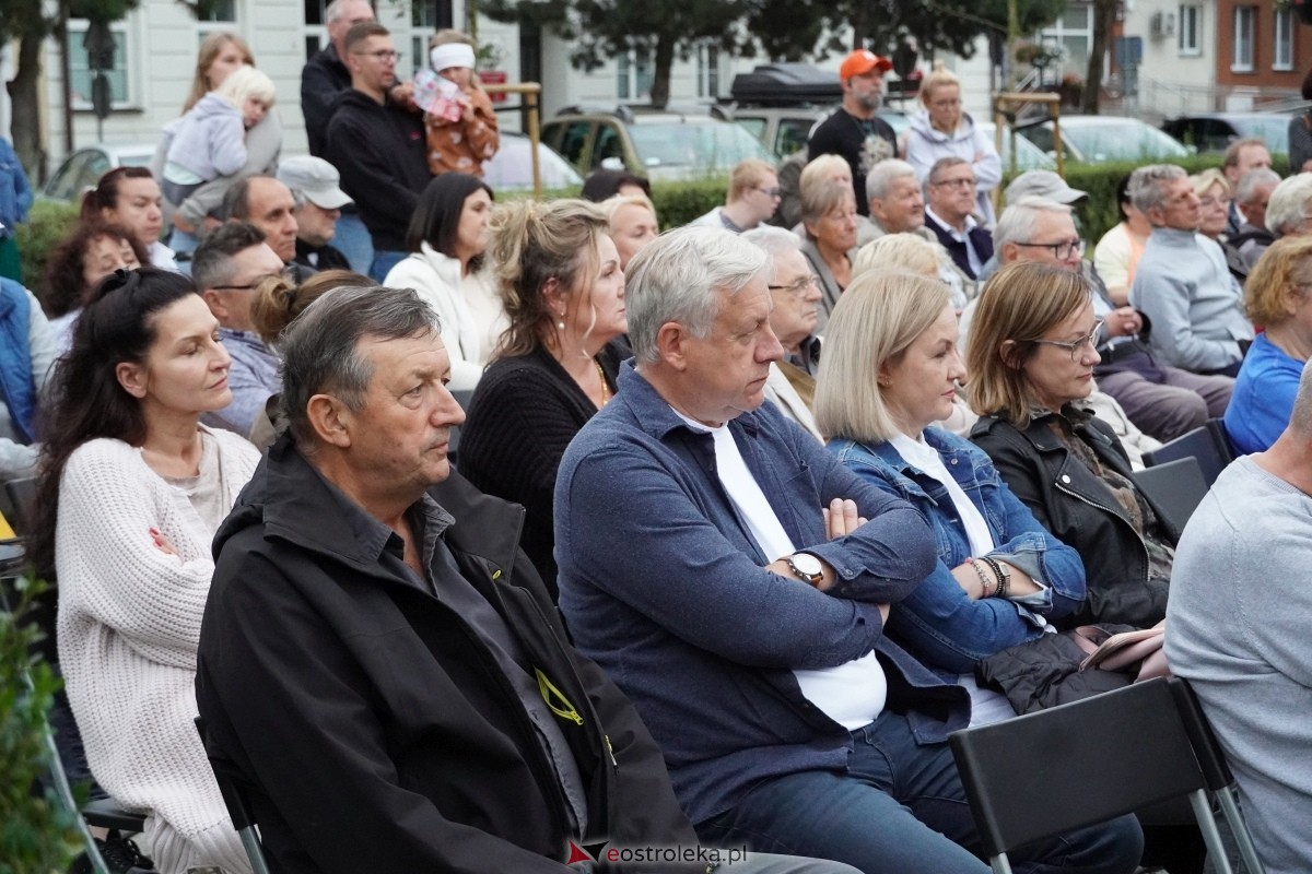 ArtCzwartek. Potrójne Jot na Placu Bema [22.08.2024] - zdjęcie #21 - eOstroleka.pl