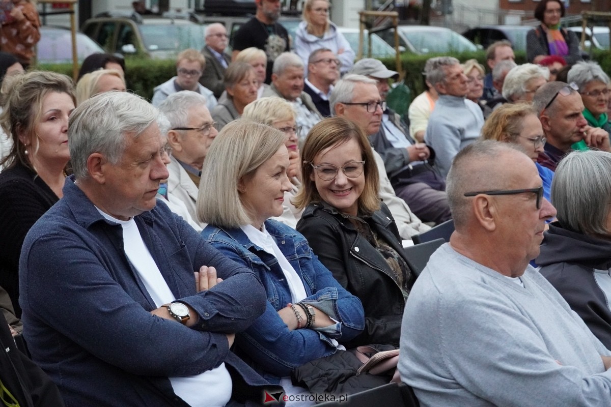 ArtCzwartek. Potrójne Jot na Placu Bema [22.08.2024] - zdjęcie #19 - eOstroleka.pl