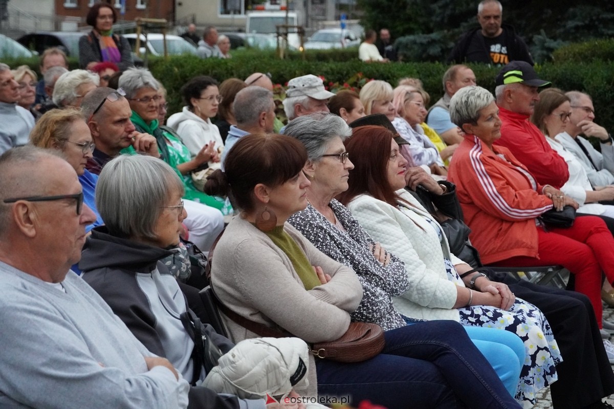 ArtCzwartek. Potrójne Jot na Placu Bema [22.08.2024] - zdjęcie #18 - eOstroleka.pl