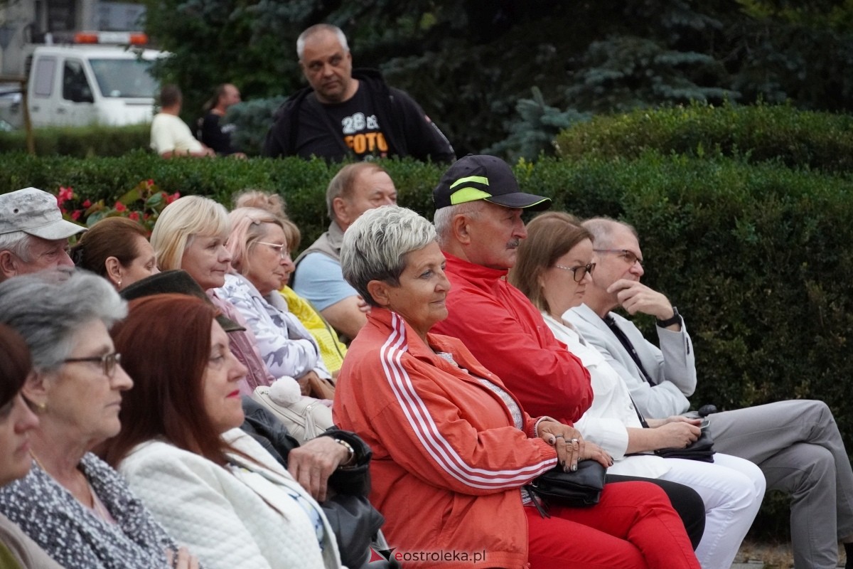 ArtCzwartek. Potrójne Jot na Placu Bema [22.08.2024] - zdjęcie #17 - eOstroleka.pl