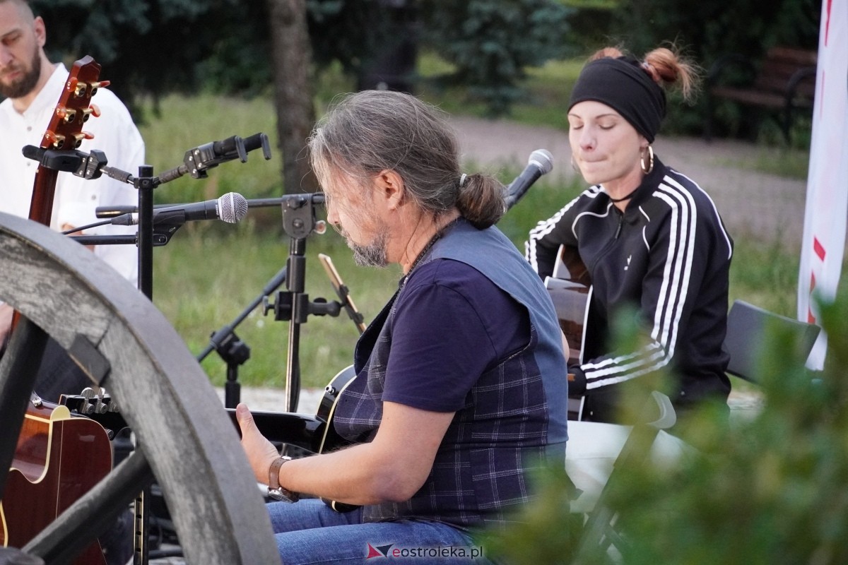 ArtCzwartek. Potrójne Jot na Placu Bema [22.08.2024] - zdjęcie #14 - eOstroleka.pl