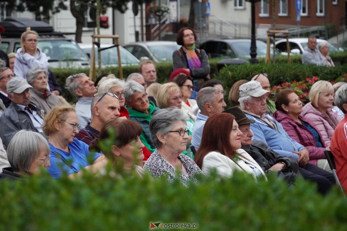ArtCzwartek. Potrójne Jot na Placu Bema [22.08.2024] - zdjęcie #12 - eOstroleka.pl