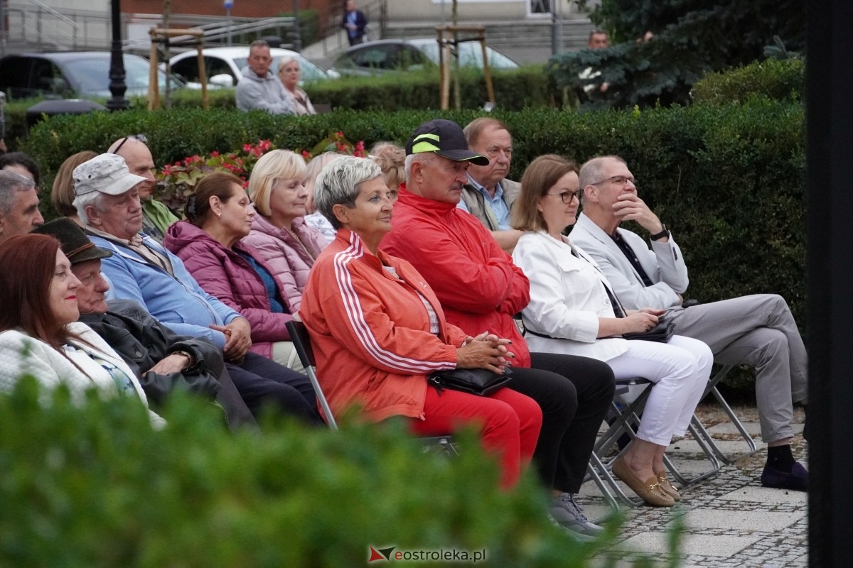 ArtCzwartek. Potrójne Jot na Placu Bema [22.08.2024] - zdjęcie #11 - eOstroleka.pl