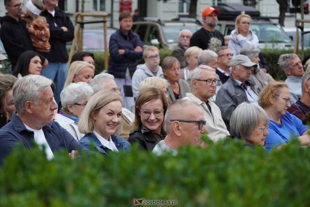 ArtCzwartek. Potrójne Jot na Placu Bema [22.08.2024] - zdjęcie #10 - eOstroleka.pl