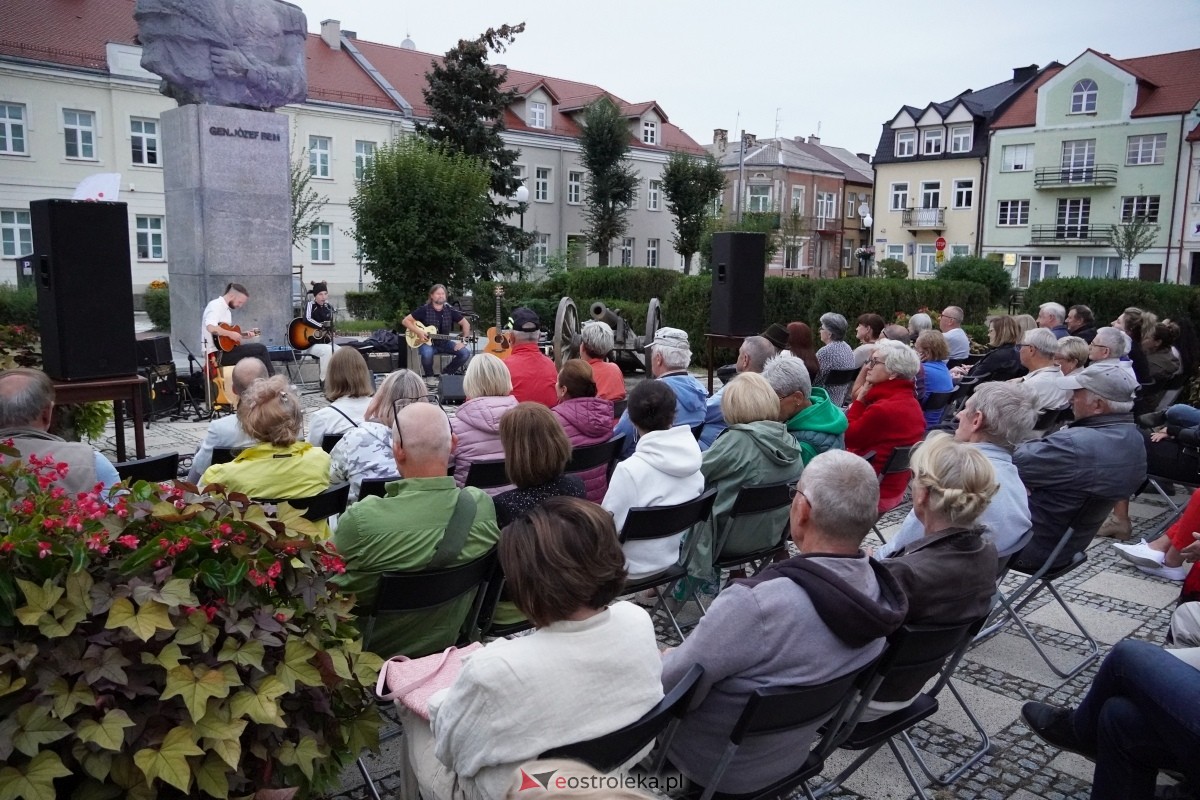ArtCzwartek. Potrójne Jot na Placu Bema [22.08.2024] - zdjęcie #9 - eOstroleka.pl