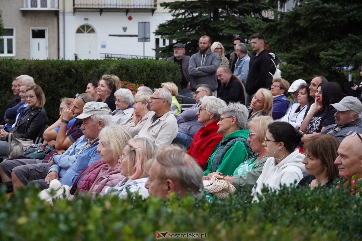 ArtCzwartek. Potrójne Jot na Placu Bema [22.08.2024] - zdjęcie #8 - eOstroleka.pl