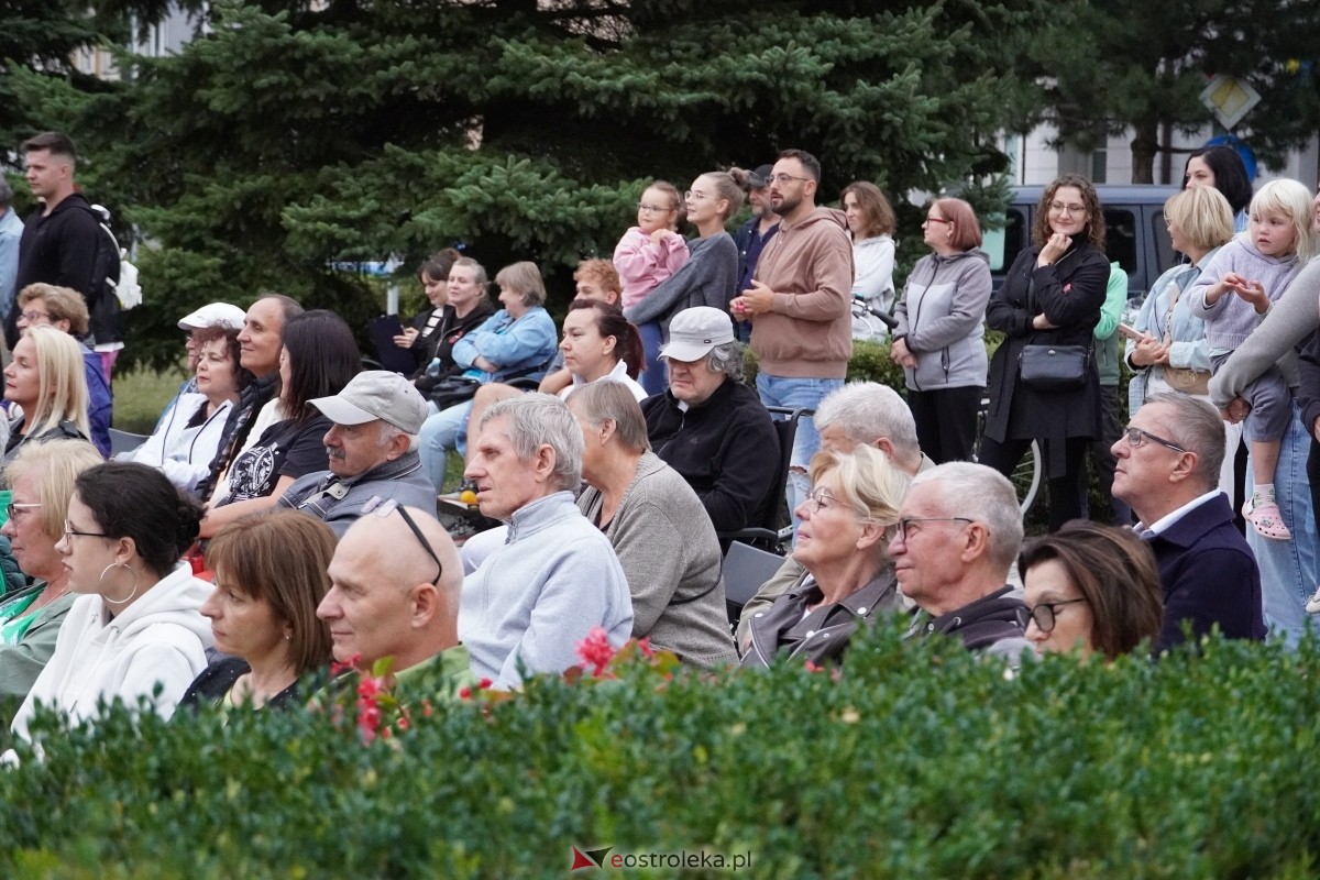 ArtCzwartek. Potrójne Jot na Placu Bema [22.08.2024] - zdjęcie #7 - eOstroleka.pl