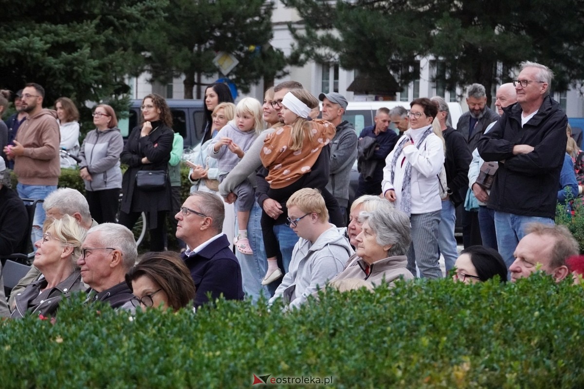 ArtCzwartek. Potrójne Jot na Placu Bema [22.08.2024] - zdjęcie #6 - eOstroleka.pl