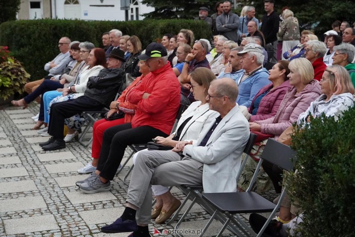 ArtCzwartek. Potrójne Jot na Placu Bema [22.08.2024] - zdjęcie #3 - eOstroleka.pl