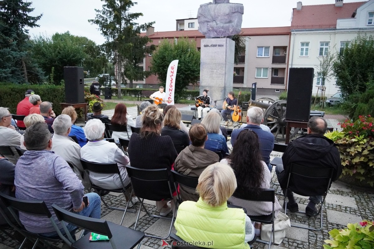 ArtCzwartek. Potrójne Jot na Placu Bema [22.08.2024] - zdjęcie #2 - eOstroleka.pl