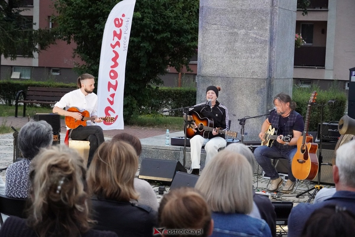 ArtCzwartek. Potrójne Jot na Placu Bema [22.08.2024] - zdjęcie #1 - eOstroleka.pl