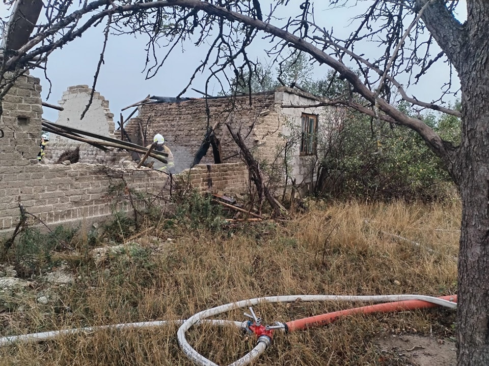 Pożar ruin w Czarni [23.08.2024] - zdjęcie #5 - eOstroleka.pl