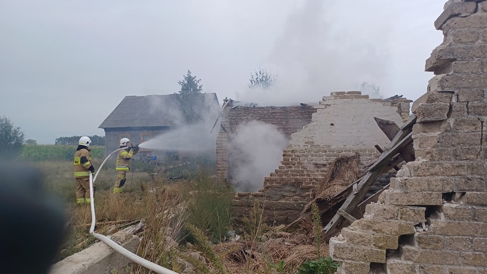 Pożar ruin w Czarni [23.08.2024] - zdjęcie #4 - eOstroleka.pl