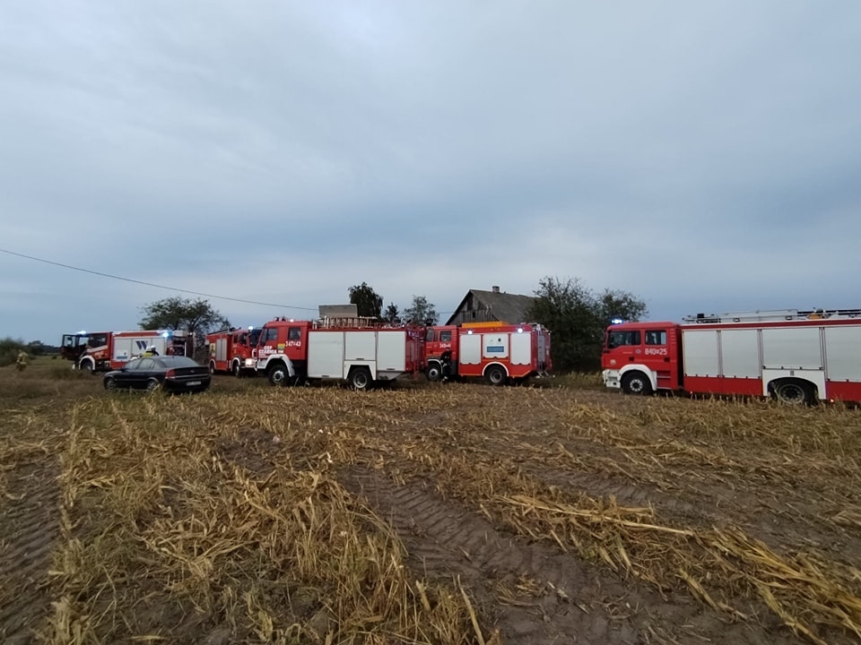 Pożar ruin w Czarni [23.08.2024] - zdjęcie #3 - eOstroleka.pl