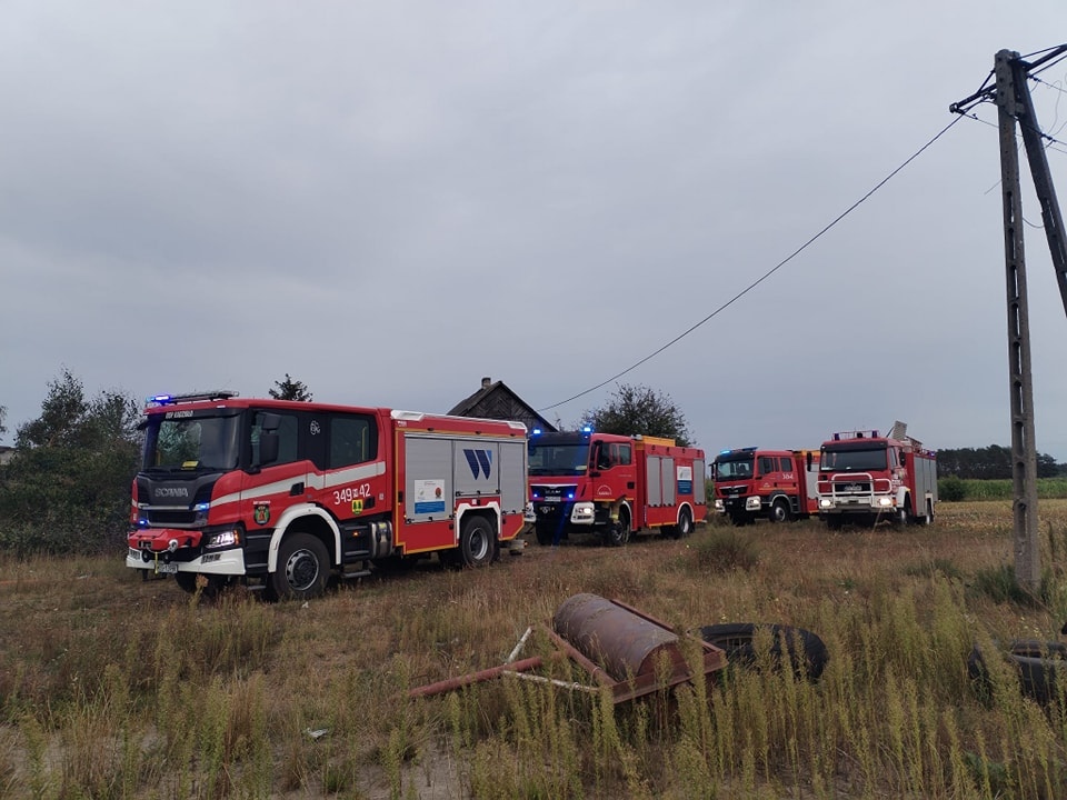 Pożar ruin w Czarni [23.08.2024] - zdjęcie #2 - eOstroleka.pl
