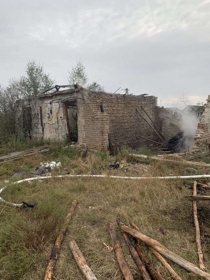 Pożar ruin w Czarni [23.08.2024] - zdjęcie #1 - eOstroleka.pl