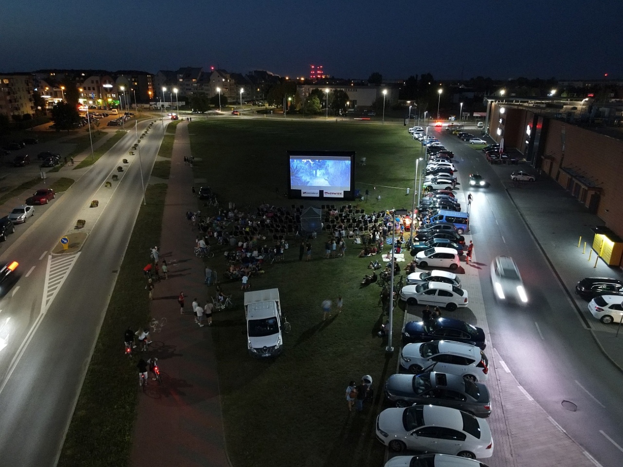 Letnie kino plenerowe w Ostrołęce. Na dużym ekranie film „Krudowie 2: Nowa Era” [24.08.2024] - zdjęcie #9 - eOstroleka.pl