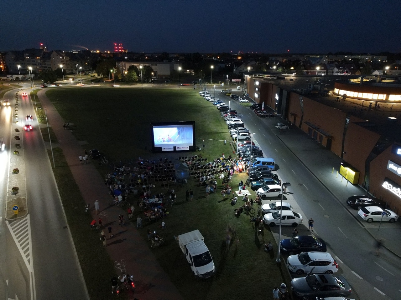 Letnie kino plenerowe w Ostrołęce. Na dużym ekranie film „Krudowie 2: Nowa Era” [24.08.2024] - zdjęcie #8 - eOstroleka.pl